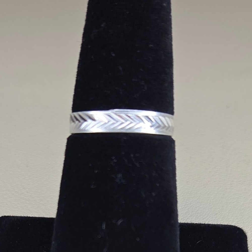 Silver Tone Etched Chevron Pattern Band Ring Minimalist Stackable Size 7 0366